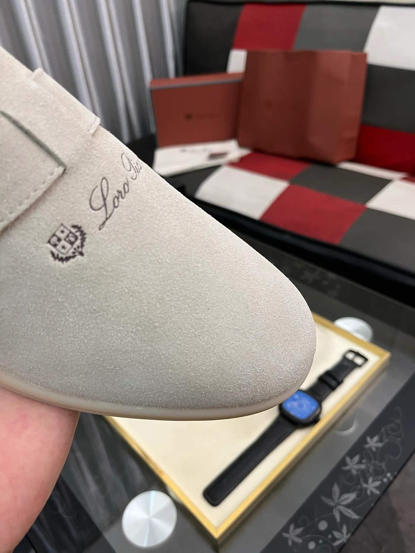 Men's men's shoes 💰458⌚️⌚️ Loro Piana's classic hot model lp top version of Pili casual shoes. It turns out that these are the casual shoes that are said to be able to walk 20,000 steps without getting tired. This pair has both good looks and feel. You will be completely lost as soon as you put it on. The minimalist design is eye-catching and durable, and it is a bonus for dressing. The soft feeling on the feet has outstanding texture, and it is very nice without abrasion on the feet. The soft and waxy soles make it easy to wear for daily use for a long time. Who can resist a pair of versatile and good-looking loafers? Don't be too elegant at all, the feel and texture of the feet are good, the key is to make the legs look longer and not tire the feet, the main thing is that it is just right!        Material: Original cowhide Lining: Original sheepskin Outsole: Original sole Size: 38-44